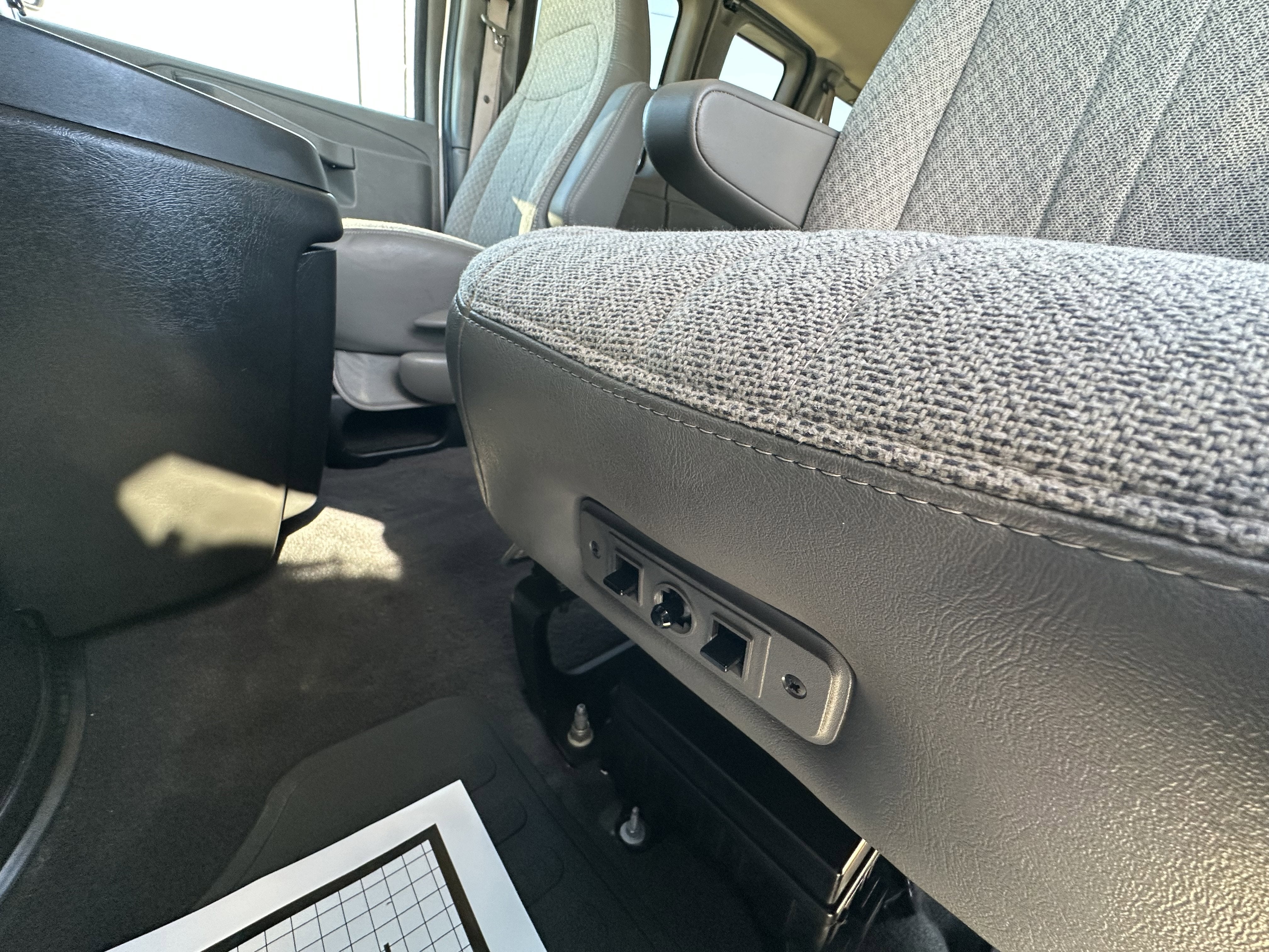 2024 Chevrolet Express Passenger 2500 1LT